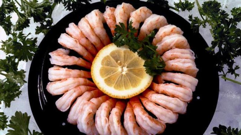Comer proteínas es la mejor manera de mantener los niveles de azúcar en la sangre estables y alejar el hambre. El pescado y mariscos son una buena fuente de proteínas y lo ayudarán a mantenerse satisfecho.
