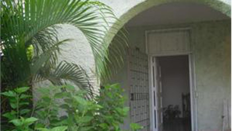 Casa: 5 cuartos, 2 baños.<br />Precio: $ 60,000. <br />Dirección: en Lugardita, Boyeros, Ciudad Habana.