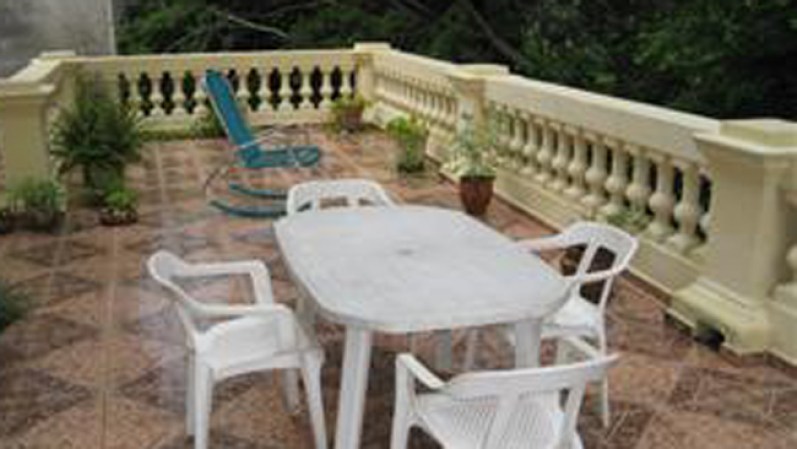 Casa: 4 cuartos, 4 baños.<br />Precio: $ 100,000.<br />Dirección: en Vedado, Plaza, Ciudad Habana.