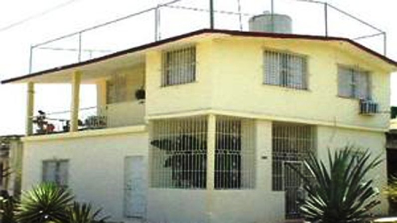 Casa: 4 cuartos, 3 baños.<br />Precio: $ 60,000.<br />Dirección: en Almendares, Playa, Ciudad Habana.