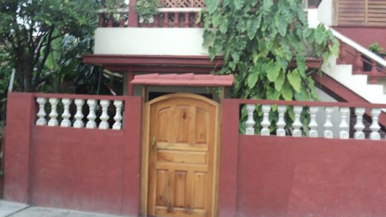 Se vende Casa de dos plantas, una sola propiedad en Jaimanitas, Municipio Playa, a una cuadra de la playa. En 30.000cuc. Ana o Pedro, 271-8069