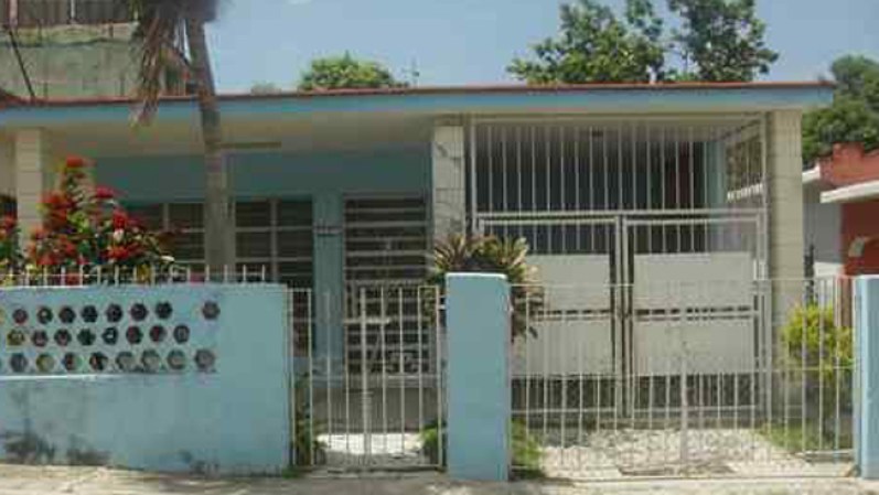 CASA INDEPENDIENTE (San Miguel (San Miguel del Padrón) CON CUBIERTA LIBRE, JARDIN, PORTAL, GARAJE, SALA, COMEDOR, COCINA, TRES CUARTOS AMPLIOS, UNO DE ELLOS CON VESTIDOR Y BAÑO Y OTRO BAÑO INTERCALADO ENTRE LOS DOS PRIMEROS CUARTOS. $25,000. Eliana o Benjamin, 833-4649 o 5 237-2071