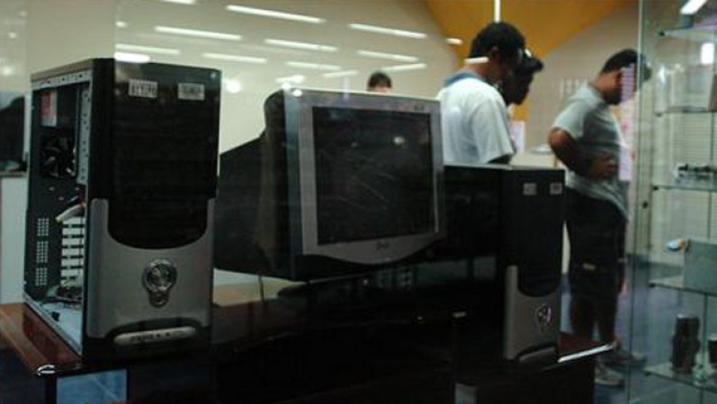 29 DE AGOSTO, 2013 - Más de 100.000 usuarios contrataron servicios de conexión a internet en Cuba en los últimos tres meses en las nuevas salas públicas de navegación abiertas por el Gobierno de la isla, donde existen restricciones para el acceso a la red desde los hogares,