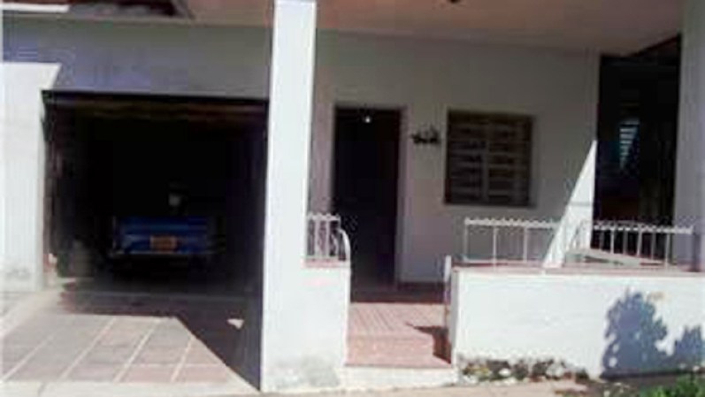 Casa: 3 cuartos, 1 baño.<br />Precio: $ 28,000. <br />Dirección: 10 de Octubre, Ciudad Habana.