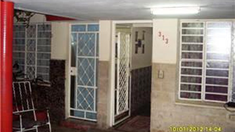 Casa: 4 cuartos, 4 baños.<br />Precio: $ 60,000. <br />Dirección: en Playa Santa Fe, Playa, Ciudad Habana.