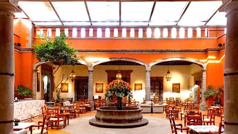 El restaurante Hacienda de los Morales es una antigua hacienda donde es posible disfrutar deliciosos platos de cocina mexicana e internacional.<br />Vázquez de Mella 525, Col. del Bosque, 11510, México, D.F. Promedio $50 por persona.