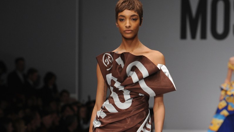 Esta modelo los provocó a todos con su achocolatado traje.
