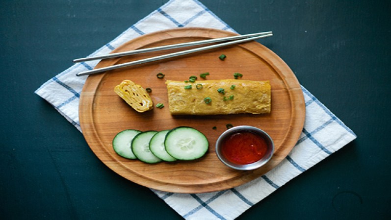 Tamago. Esta omelet japonesa merece todas las medallas porque además de deliciosa, te ayuda a cumplir tus metas proteínicas del día. Encuentra la receta en mynameisyeh.com.