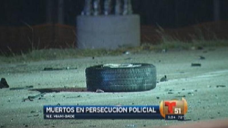 Una de las ruedas del carro, que quedaron dispersadas por el lugar.