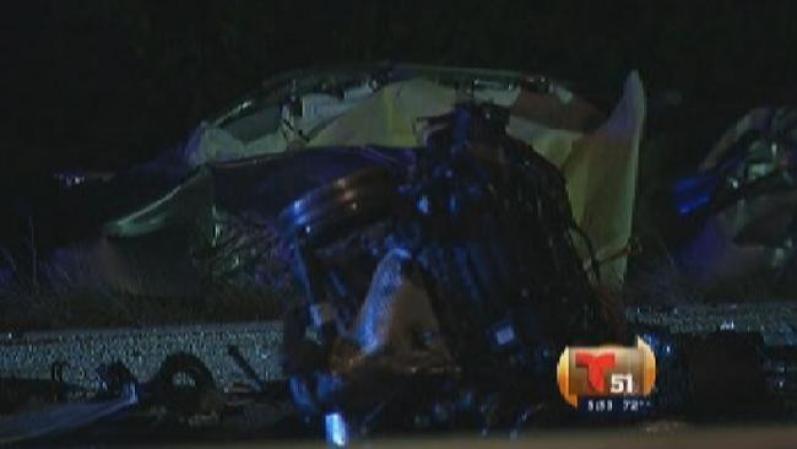 Estado de completa destrucción en que quedó la minivan. El auto del hombre que era perseguido viajaba en dirección contraria por la I-95.