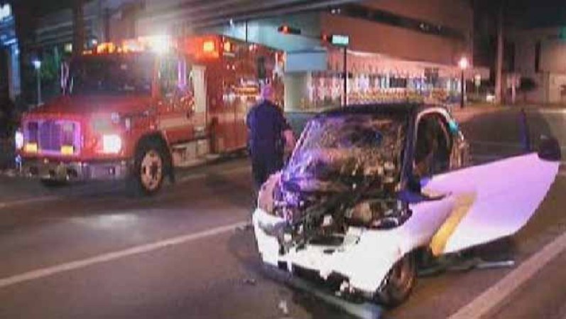 Una persona murió y otra fue hospitalizada en un accidente en el centro de Miami la mañana del miércoles.