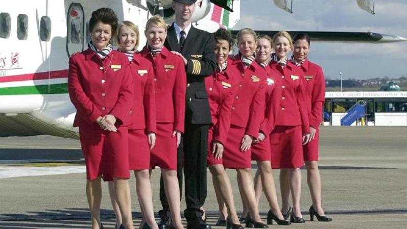 Rojo ha sido el color escogido por Air Wales para el uniforme de sus bellas azafatas.