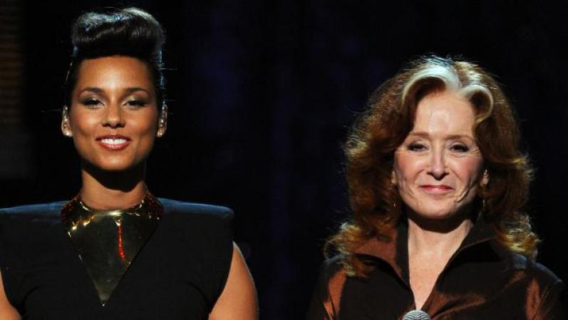 Alicia Keys y Bonnie Raitt se presentaron juntas durante esta entrega.