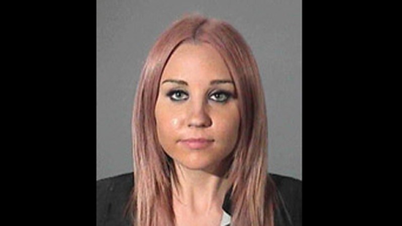 Amanda Bynes, estrella de películas como "Hairspray" fue arrestada en West Hollywood tras impactar su carro contra una patrulla del sheriff, a la vez que presuntamente manejaba en estado de ebriedad.