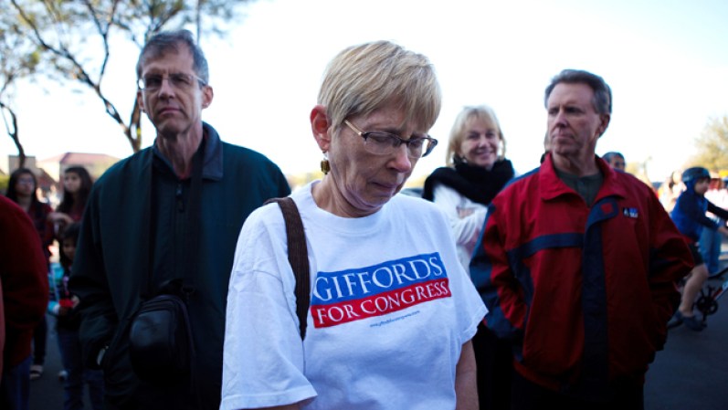 Muchos habitantes de la unida comunidad del sur de Arizona comenzaron la jornada conmemorativa del domingo repicando campañas a las 10:11 horas (1711 GMT), el momento exacto en que el atacante le disparó a Giffords y abrió fuego de manera metódica contra la línea de personas que esperaban hablar con la legisladora durante un encuentro formal el 8 de enero del 2011.