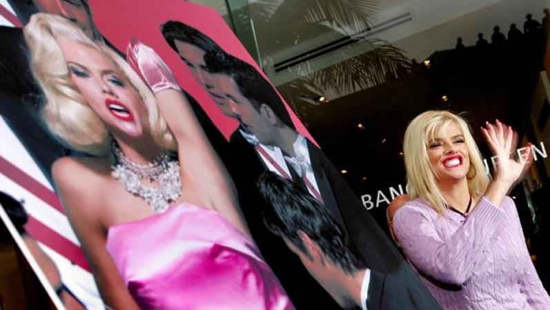 Anna Nicole Smith: La fenecida modelo posa junto al póster "Gentlemen Prefer Fur-Free Blondes" para la organización Personas por el Trato Ético de los Animales (PETA), y el cual estuvo inspirado en la película “Gentlemen Prefer Blondes”, de Monroe.