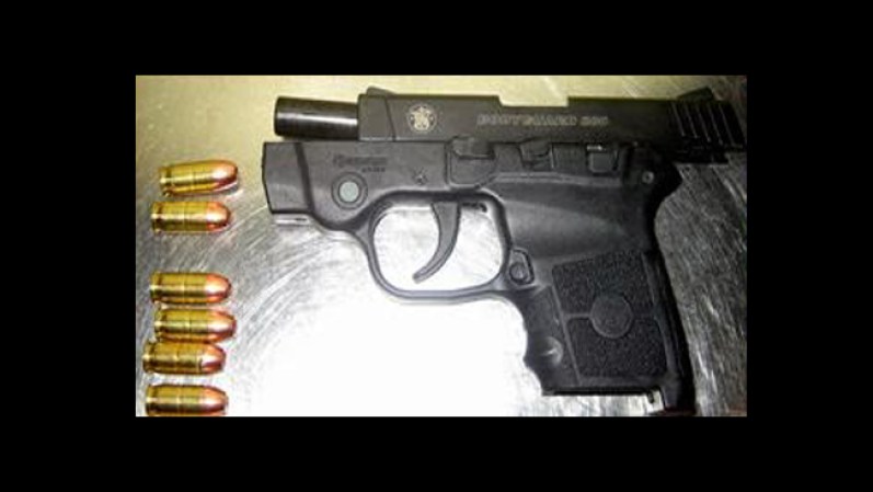Pistola incautada en el aeropuerto de Alexandria (LA).