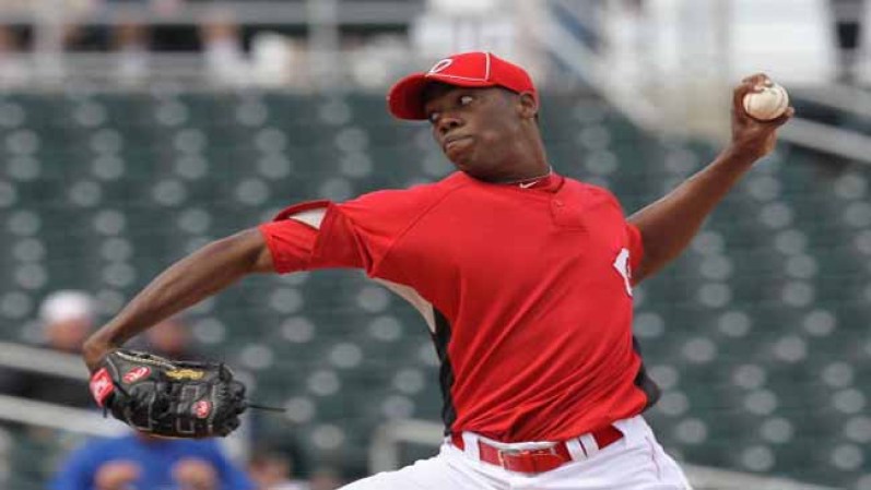 Aroldis Chapman #54 de los Rojos de Cincinnati. Pitcher. Gana esta temporada $4, 708,333. Nombre completo: Albertin Aroldis Chapman. Nació: 2/28/1988 en Holguin, Cuba.