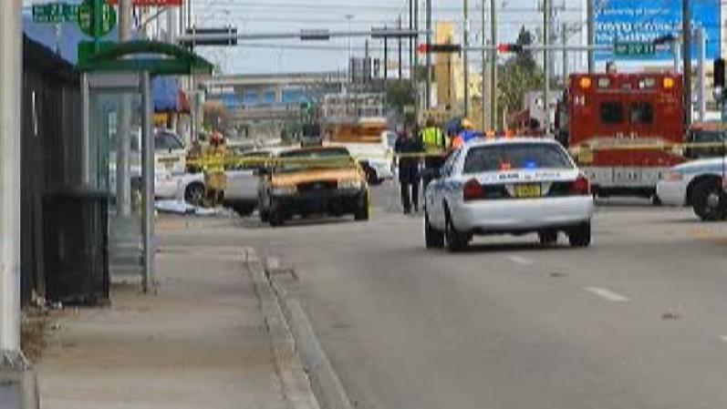 Una camioneta atropelló a dos peatones este martes en Miami, antes de estrellarse contra una licorería cercana.