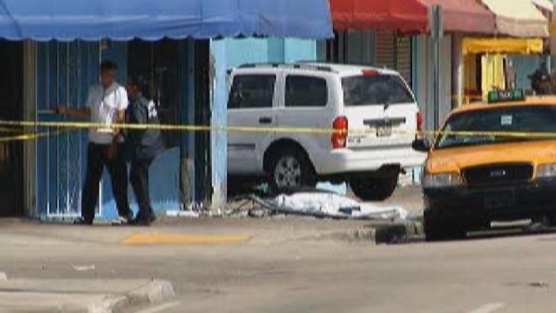 Una camioneta atropelló a dos peatones este martes en Miami, antes de estrellarse contra una licorería cercana.