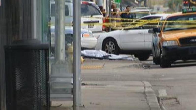 Una camioneta atropelló a dos peatones este martes en Miami, antes de estrellarse contra una licorería cercana.