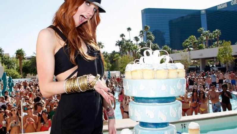 La polémica Ashlee Simpson celebró con este bonito pastel que es un año mayor.