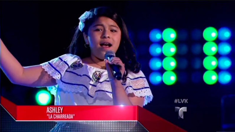 La salvadoreña Ashley Romero, de Los Angeles, California, logró que Roberto Tapia y Prince Royce voltearan su silla al cantar “La charreada”.