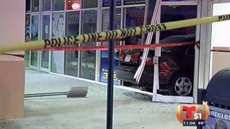 Vista del auto dentro de la tienda.