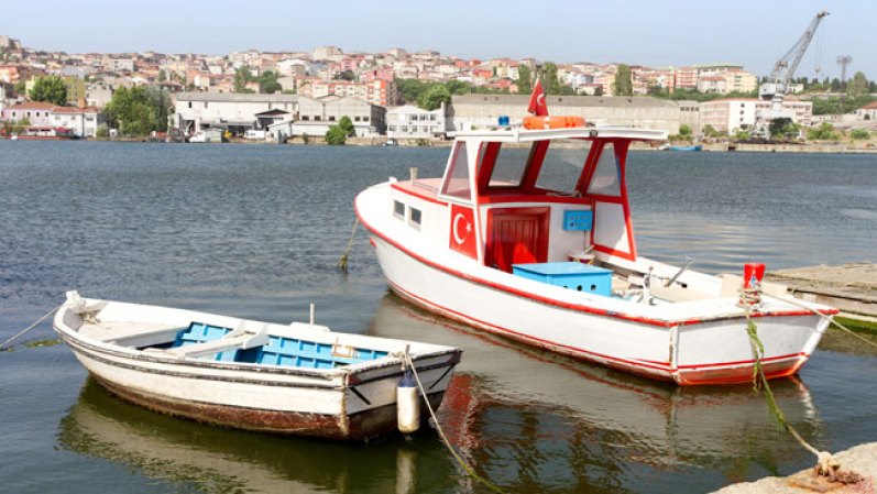 Balat, en Estambul, Turquía es increíblemente atractivo para el turismo. El pueblo se encuentra en la parte europea de la ciudad, al sur del Cuerno de Oro, el otro barrio asociado a una mayoría judía de Estambul. La decoración de los edificios es dintinguida en colores vino tinto y verde oliva.