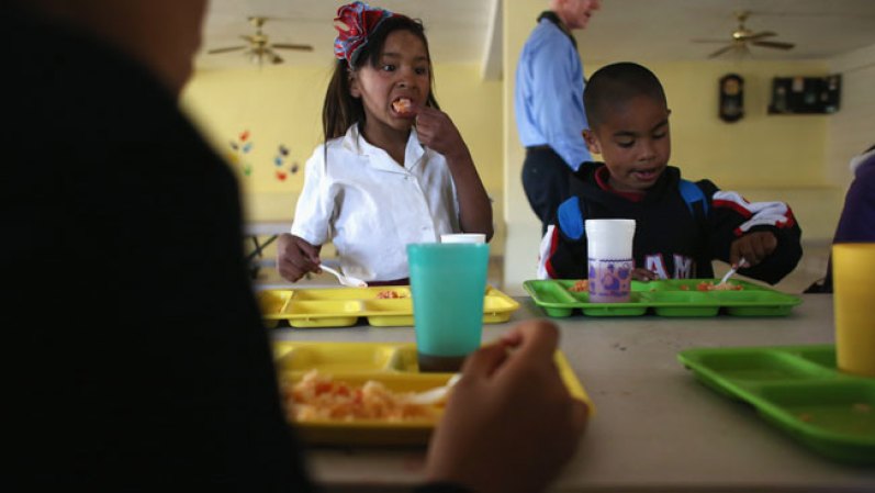 Ellos no encuentran mucha diferencia entre la comida caliente y fría, ya que los adultos, la consumen "como éste" del vertedero.