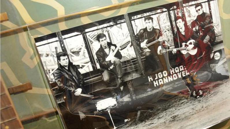 Una de las fotos que Astrid Kurchherr tomó de los Beatles en Hamburgo, cuando eran cinco: Pete Best, George Harrison, John Lennon, Paul McCartney y Stuart Sutcliffe, poco antes de la grabación con Tony Sheridan.