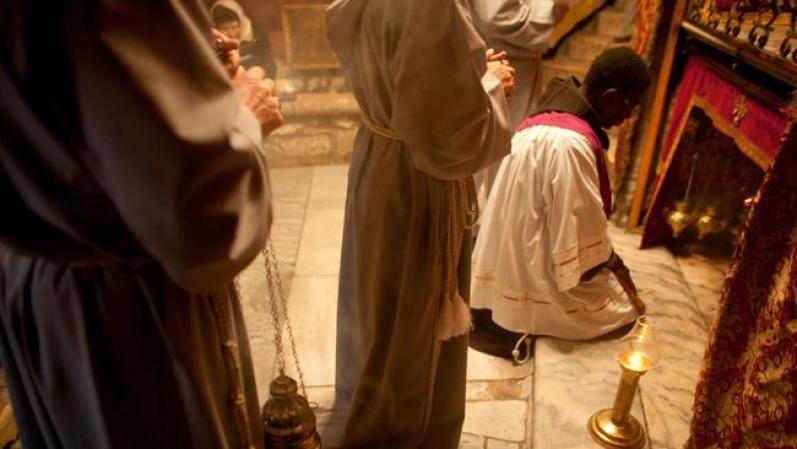 Monjes de diversas etnias rezan en el interior de la legendaria iglesia.