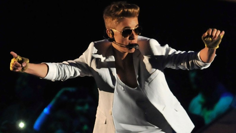 Justin Bieber se disculpó por teléfono con el ex presidente Bill Clinton por haberlo insultado y rociado una fotografía suya con limpiador en la cocina de un restaurante de Nueva York.
