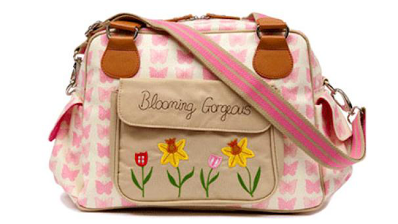 Si bien puede parecer demasiado dulce, esta bolsa puede aún combinarse con tu look. Además, tiene los tapetes para cambiar más suaves que hemos encontrado en una pañalera. La encuentras en pinklining.com a $120.