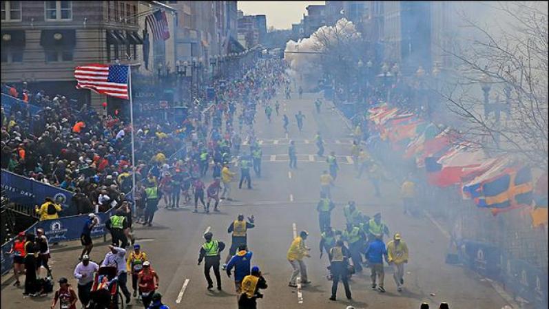 La policía comenzó a indagar en medio de la confusión general ocasionada por los estallidos de las dos bombas.