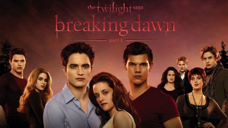 Twilight Saga: Breaking Dawn Part 1. Edward y Bella se casan en una gran ceremonia. Bella queda embarazada y el rápido crecimiento del feto mitad humano mitad vampiro afecta su salud y la lleva al borde de la muerte. Con las actuaciones de Kristen Stewart, Robert Pattinson y Taylor Lautner. En los cines el 18 de noviembre.