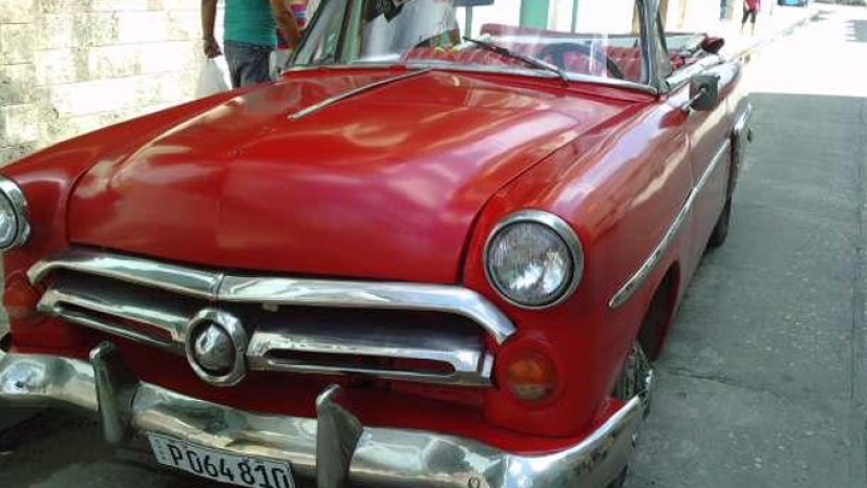 Vendo Ford rojo descapotable de 1952 , mecánica de Ford del 55, carburación de lada, 4 gomas buenas, motor recién reparado,, muy buen estado clásico convertible,precio negociable siempre que me convenga ,ideal para paseo con turistas, bodas etc, se escuchan propuestas, interesados llamar a Yudith al celular 5 8244750 o a la casa 8 617709.