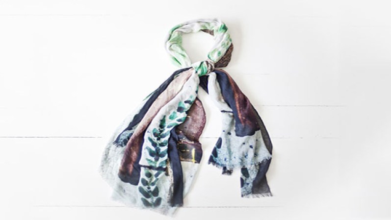 Una bella bufanda como esta no solo te calienta si no que te hace lucir perfecta. Encuéntrala en birdandknoll.com, $267.