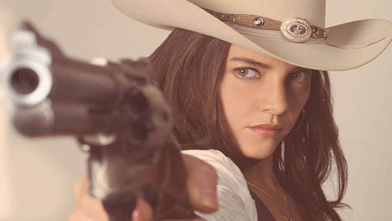 Camelia Pineda, alias "La Texana" nativa de San Antonio, seguirá una carrera en el mundo del contrabando hasta convertirse en la primera reina de los cárteles.