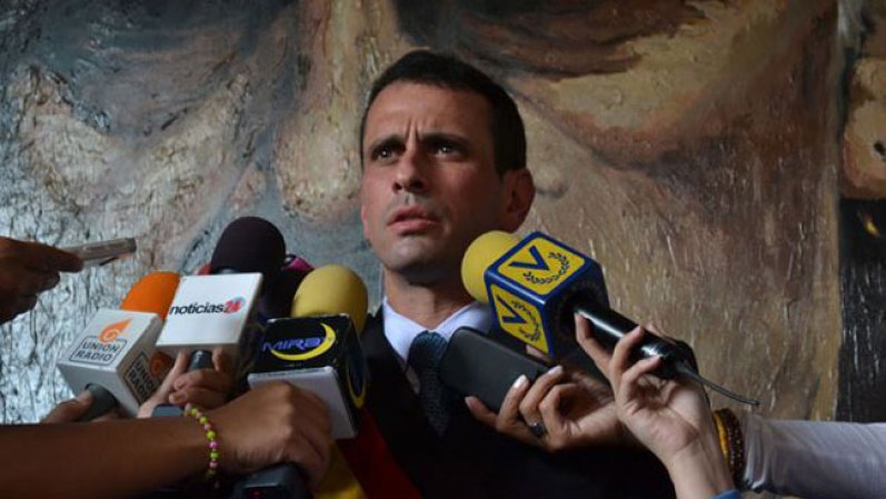 Henrique Capriles reconoció su derrota antes de la medianoche, el mismo 7 de octubre del 2012. Hugo Chávez obtuvo el 55,07% de los votos, sumando 8.191.132 votos. Ante las nuevas circunstancias, la muerte de Hugo Chávez y la falta absoluta, nuevamente enfrenta al chavismo, al ex canciller, Nicolás Maduro.