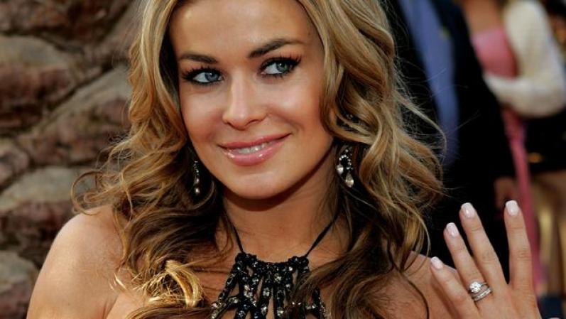 Carmen Electra posó así de feliz enseñando millonario anillo.