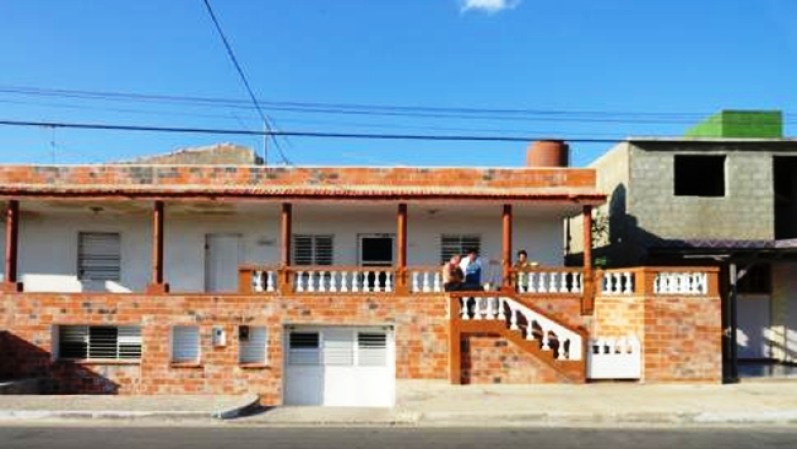 Casa: 8 cuartos y 4 baños <br />Precio: $ 100,000<br />Dirección: Playa Baracoa Bauta La Habana con vista al mar.