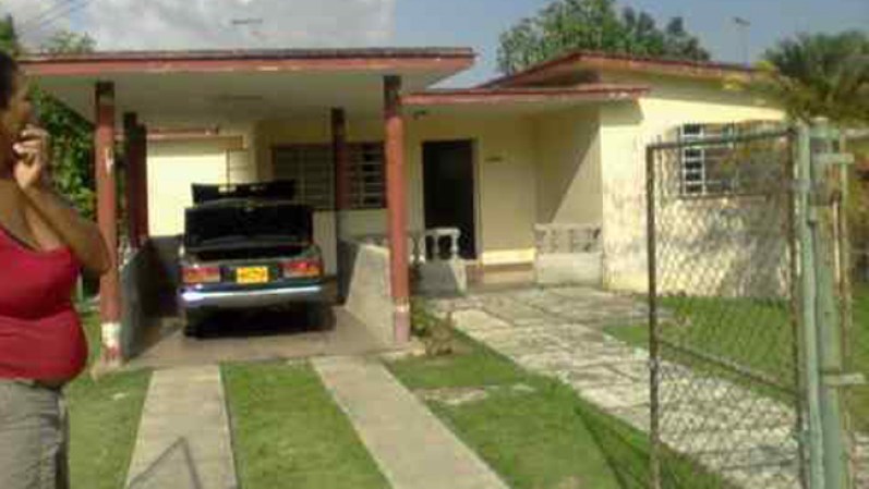 Propiedad de 400m2 con placa libre. jardín amplio y arreglado de 60m.2 pasillos laterales de 2x20 con salida al patio de 60m.Portal y garaje amplio.$70,000