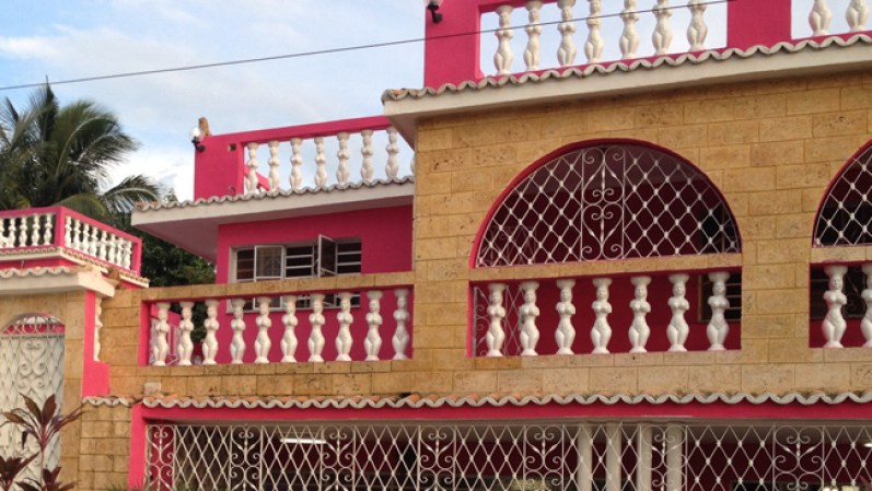 Vendo casa doble planta con picina 309 m info cristianyoel@hotmail.it. Precio a negociar.