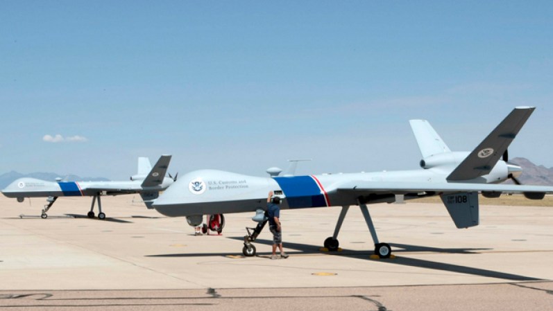 Una de las últimas tecnologías son los drones, aviones no tripulados y manejados a control remoto, que son capaces de transmitir imágenes satélitales a larga distancia.