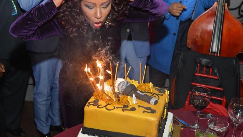 La cantante Chaka Khan sopló las velas del hermoso pastel así de emocionada.