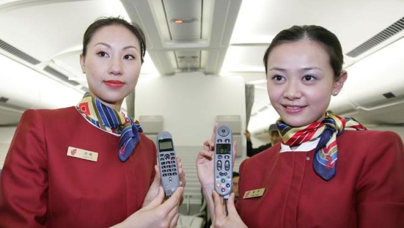El pañuelo es un distintivo típico de muchos uniformes de azafatas de vuelo.