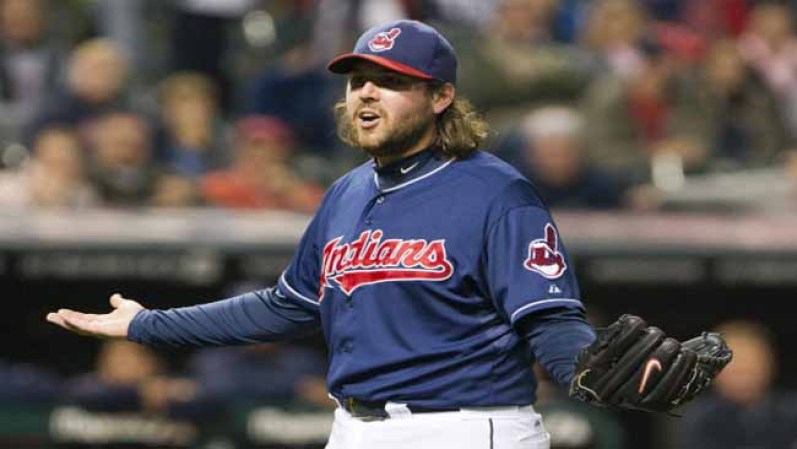Chris Perez #54 los Indios de Cleveland. Pitcher. Gana $7,300,000. NOmbre completo: Christopher Ralph Perez. Nació: 7/1/1985 en Bradenton, FL.