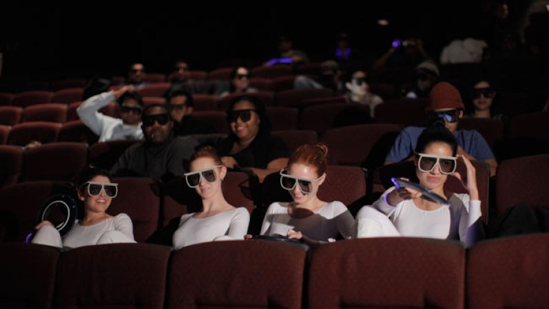 Para ver películas en 3-D es indispensable usar los anteojos.