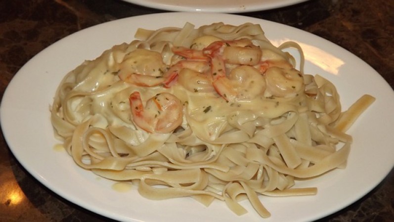 Fettuccine Alfredo, una porción para niños te da más grasa de la que requieres diariamente.